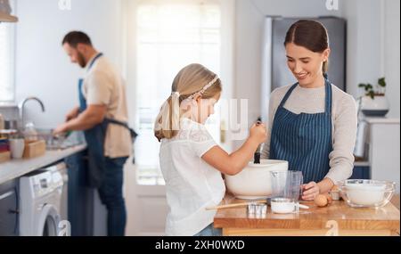 Famille, enfant et cuire dans la cuisine à la maison, femme et enfant aidant pour les compétences culinaires ou le lien ensemble. Homme, nettoyage et développement ou mélange des enfants Banque D'Images