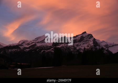 Ciel en feu, scène de lever de soleil à Gsteig BEI Gstaad. Banque D'Images