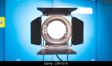 Projecteur studio professionnel dans un studio de télévision. EQUIPEMENT d'éclairage pour la photographie ou la vidéographie Banque D'Images