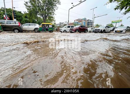 GURUGRAM, INDE - 9 JUILLET : des véhicules pataugeaient dans une étendue d'eau après la pluie sur la route du secteur 47 près de Bakhtawar chowk, le 9 juillet 2024 à Gurugram, en Inde. De fortes pluies ont provoqué un engorgement important dans de nombreuses régions, laissant les résidents et les navetteurs bloqués, et provoquant un blocage considérable de la circulation. L'engorgement dans de nombreuses régions a conduit à détourner les lignes de bus. (Photo de Parveen Kumar/Hindustan Times/Sipa USA ) Banque D'Images