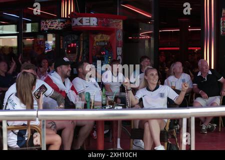 Benidorm, Espagne 06-07-2024 fans anglais excités célébrant la victoire de l'Euro Cup Banque D'Images