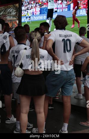 Benidorm, Espagne 06-07-2024 fans de l'Angleterre féminine portant des maillots Bellingham Banque D'Images