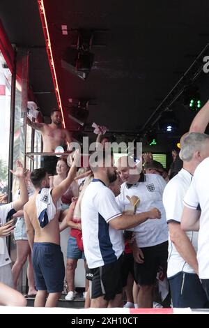 Benidorm, Espagne 06-07-2024 fans anglais excités célébrant la victoire de l'Euro Cup Banque D'Images