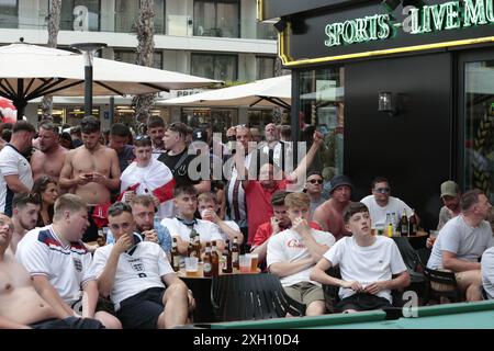 Benidorm, Espagne 06-07-2024 fans anglais excités célébrant la victoire de l'Euro Cup Banque D'Images