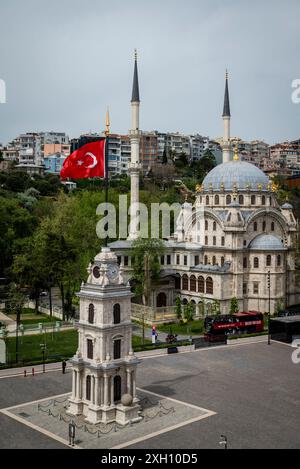 La mosquée Nusretiye, une mosquée ornée située dans le quartier de Tophane à Beyoğlu, construite en 1823–1826 par le sultan Mahmud II et la tour de l'horloge de Tophane, Istanbul, T. Banque D'Images