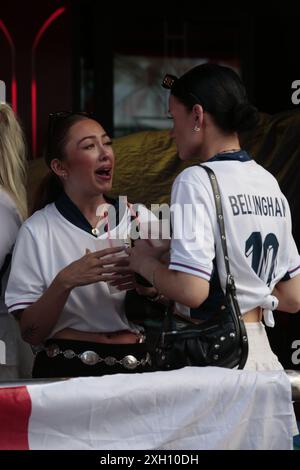 Benidorm, Espagne 06-07-2024 les fans de football de l'Angleterre féminine à Bellingham se rassemblent dans un bar, montrant leur soutien et leur enthousiasme lors d'un match de l'Euro Cup. Banque D'Images