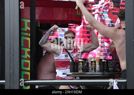 Benidorm, Espagne 06-07-2024 fans anglais excités célébrant la victoire de l'Euro Cup Banque D'Images