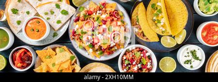 Panorama de la cuisine mexicaine. Beaucoup de plats variés, pris du dessus sur un fond en bois bleu foncé Banque D'Images