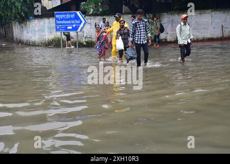 Mumbai, Inde. 11 juillet 2024. MUMBAI, INDE - 8 JUILLET : les gens marchent dans l'eau coupée en raison des fortes pluies, à Sion, le 8 juillet 2024 à Mumbai, Inde. (Photo de Bhushan Koyande/Hindustan Times/Sipa USA ) crédit : Sipa USA/Alamy Live News Banque D'Images
