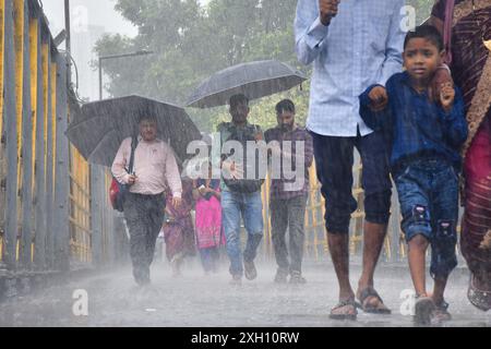 Mumbai, Inde. 11 juillet 2024. MUMBAI, INDE - 8 JUILLET : les gens marchent dans l'eau coupée en raison des fortes pluies, à Sion, le 8 juillet 2024 à Mumbai, Inde. (Photo de Bhushan Koyande/Hindustan Times/Sipa USA ) crédit : Sipa USA/Alamy Live News Banque D'Images