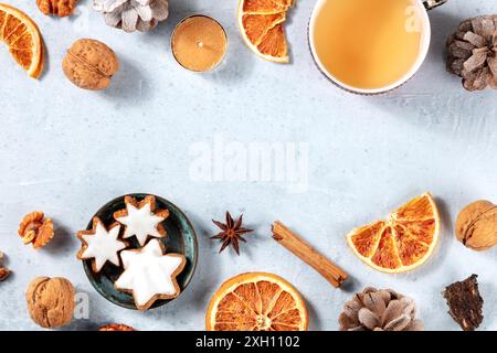 Modèle de création des fêtes d'hiver, bannière de Noël avec espace de copie. Une composition de couche plate avec thé, biscuits, épices, fruits secs, tiré d'en haut Banque D'Images