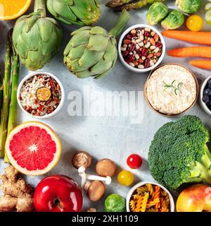 Bannière carrée de produits alimentaires végétariens avec espace de copie. Grenaille de fruits, de légumes, de légumineuses, de fromage et de pâtes, formant un cadre Banque D'Images