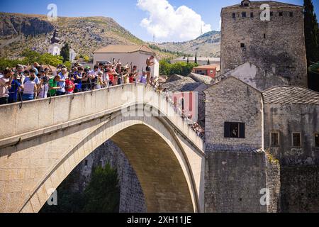 Mostar, Bosnie-Herzégovine. 11 juillet 2024. Le musulman bosniaque Emel Tiro saute du vieux pont de Mostar dans le cadre de la commémoration du 29e anniversaire du massacre de Srebrenica à Mostar, Bosnie-Herzégovine, le 11 juillet 2024. Photo : Denis Kapetanovic/PIXSELL crédit : Pixsell/Alamy Live News Banque D'Images