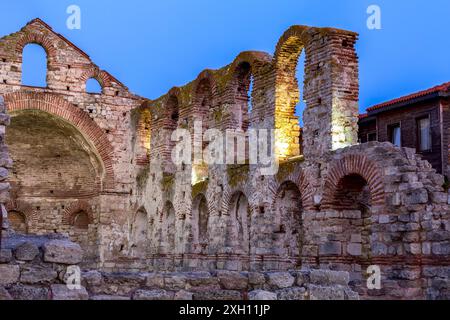 Nesebar, monument bulgare, ruines de l'église de Sainte-Sophie avec illumination de l'heure bleue du crépuscule dans la vieille ville de Nessebar Banque D'Images