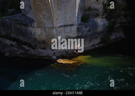 Mostar, Bosnie-Herzégovine. 11 juillet 2024. Le musulman bosniaque Emel Tiro saute du vieux pont de Mostar dans le cadre de la commémoration du 29e anniversaire du massacre de Srebrenica à Mostar, Bosnie-Herzégovine, le 11 juillet 2024. Photo : Denis Kapetanovic/PIXSELL crédit : Pixsell/Alamy Live News Banque D'Images