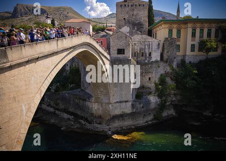 Mostar, Bosnie-Herzégovine. 11 juillet 2024. Le musulman bosniaque Emel Tiro saute du vieux pont de Mostar dans le cadre de la commémoration du 29e anniversaire du massacre de Srebrenica à Mostar, Bosnie-Herzégovine, le 11 juillet 2024. Photo : Denis Kapetanovic/PIXSELL crédit : Pixsell/Alamy Live News Banque D'Images