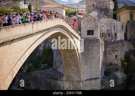 Mostar, Bosnie-Herzégovine. 11 juillet 2024. Le musulman bosniaque Emel Tiro saute du vieux pont de Mostar dans le cadre de la commémoration du 29e anniversaire du massacre de Srebrenica à Mostar, Bosnie-Herzégovine, le 11 juillet 2024. Photo : Denis Kapetanovic/PIXSELL crédit : Pixsell/Alamy Live News Banque D'Images