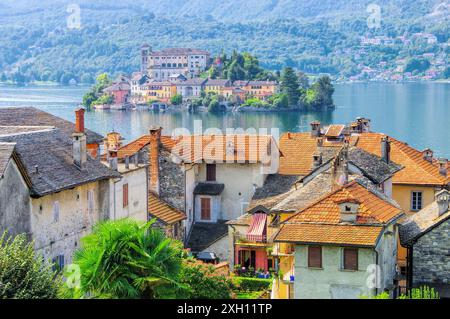 Vue de l'île Isola San Giulio au lac d'Orta en Italie, vue de l'île Isola San Giulio au lac d'Orta en Italie Banque D'Images