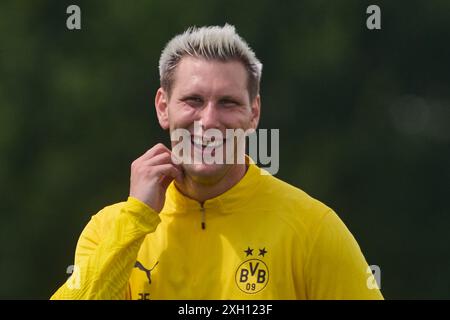 Dortmund, Allemagne. 11 juillet 2024. Football : Bundesliga, première séance d'entraînement du Borussia Dortmund ouverte aux médias. Niklas Süle rit. Crédit : Bernd Thissen/dpa/Alamy Live News Banque D'Images