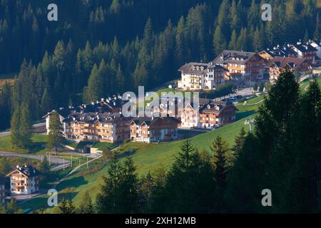 Vue sur Arabba dans la région alpine des Dolomites Banque D'Images