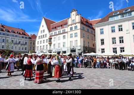 Danseurs en costumes traditionnels célébrant la journée du milieu de l'été sur la place de la ville de Tallinn, Estonie, le 21 juin 2024 Banque D'Images