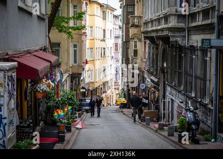 Rue typique dans le quartier de Beyoglu, Istanbul, Turquie Banque D'Images