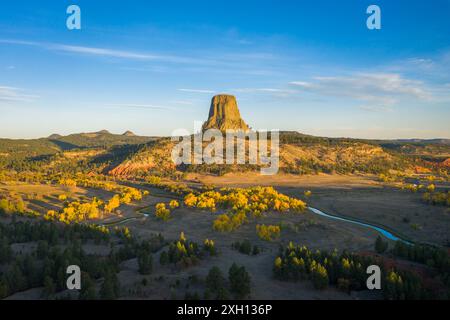 Devils Tower Butte et belle fourche River dans le matin ensoleillé d'automne. Comté de Crook. Wyoming, États-Unis. Vue aérienne Banque D'Images