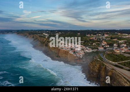 Maisons blanches de Azenhas do Mar Village au Portugal au coucher du soleil, falaises et vagues de l'océan Atlantique. Vue aérienne. Banque D'Images