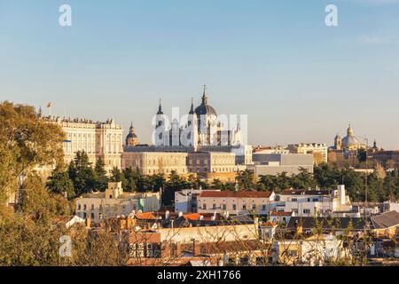 Madrid Espagne, coucher de soleil sur la ville à la cathédrale de la Almudena Banque D'Images