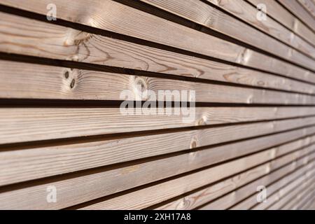 Gros plan sur la texture de l'arrière-plan du panneau en bois. Façade écologique moderne en bois isolation thermique Banque D'Images