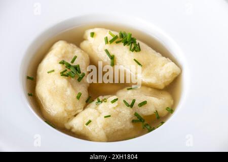 Boulettes de semoule en bouillon sur bois Banque D'Images