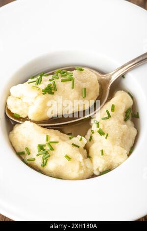 Boulettes de semoule en bouillon sur bois Banque D'Images