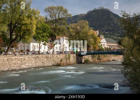 Sur la rivière passer à Merano, Tyrol du Sud Banque D'Images