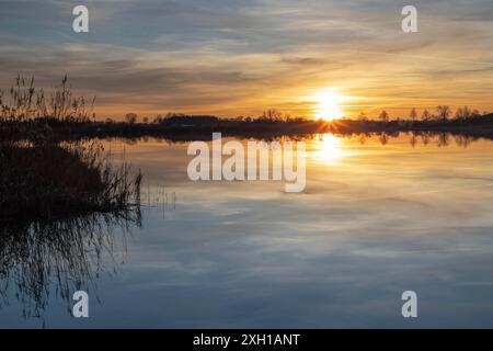 Coucher de soleil sur un petit lac en Bavière Banque D'Images