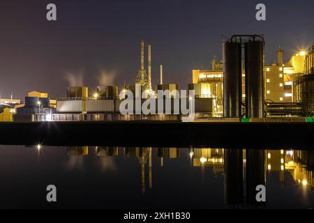 Industrie chimique sur le canal de Lech près d'Augsbourg la nuit Banque D'Images