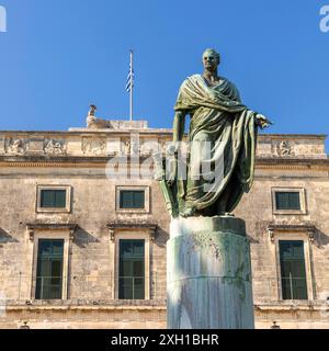 Statue devant le palais du gouverneur à Kerkyra, Corfou Banque D'Images