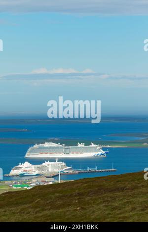 Paquebots de croisière dans la baie de Kirkwall, îles Orcades Banque D'Images