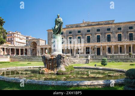 Statue devant le palais du gouverneur à Kerkyra, Corfou Banque D'Images