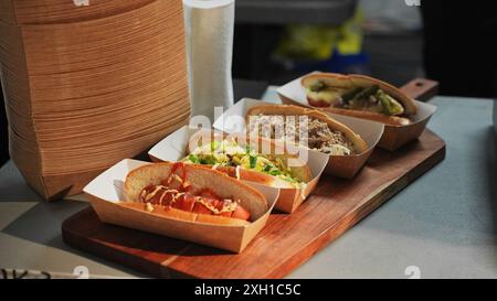 Sydney. 11 juillet 2024. Cette photo prise le 11 juillet 2024 montre des hot-dogs vendus lors du Bastille Festival à Circular Quay à Sydney, en Australie. Le Festival Bastille a débuté ici jeudi et durera jusqu’au 14 juillet. Crédit : Liang Yu/Xinhua/Alamy Live News Banque D'Images