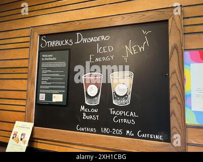 San Francisco, États-Unis. 28 juin 2024. Tableau noir promotionnel à l'intérieur de Starbucks présentant les nouvelles boissons énergisantes glacées, San Francisco, Californie, 28 juin 2024. (Photo Smith Collection/Gado/Sipa USA) crédit : Sipa USA/Alamy Live News Banque D'Images