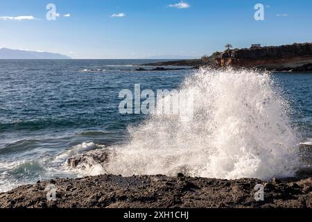 Surfez sur la côte de Playa Puertito près de Costa Adeje, Tenerife Banque D'Images