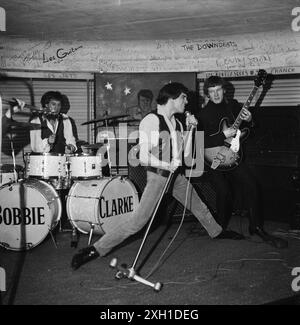 Vince Taylor et les Bobbie Clarke le bruit. Sur le côté gauche, bassiste britannique Alan Bugby durant un concert au Golf-Drouot à Paris, 1964. Banque D'Images