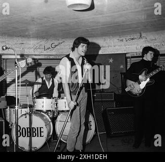 Vince Taylor et les Bobbie Clarke le bruit. Sur le côté gauche, bassiste britannique Alan Bugby durant un concert au Golf-Drouot à Paris, 1964. Banque D'Images