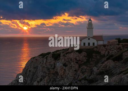 Lever de soleil au phare de Capdepera près de Cala Rajada, Majorque Banque D'Images