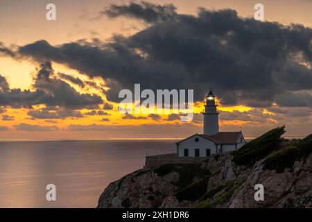 Aube au phare de Capdepera près de Cala Rajada, Majorque Banque D'Images