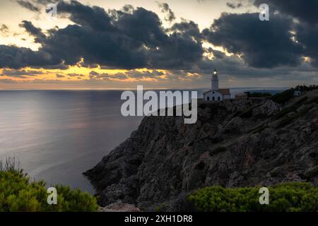 Aube au phare de Capdepera près de Cala Rajada, Majorque Banque D'Images