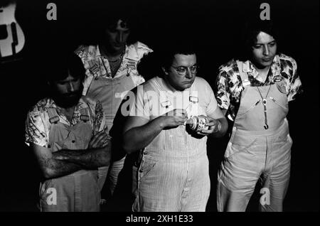 Coluche sur scène au Théâtre du gymnase à Paris, décembre 1977 Banque D'Images