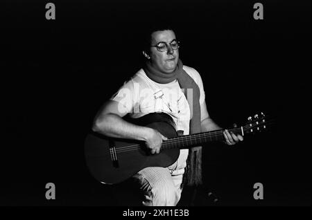 Coluche sur scène au Théâtre du gymnase à Paris, décembre 1977 Banque D'Images