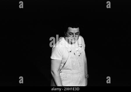 Coluche sur scène au Théâtre du gymnase à Paris, décembre 1977 Banque D'Images