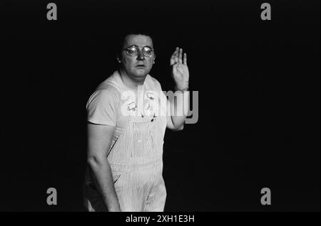 Coluche sur scène au Théâtre du gymnase à Paris, décembre 1977 Banque D'Images